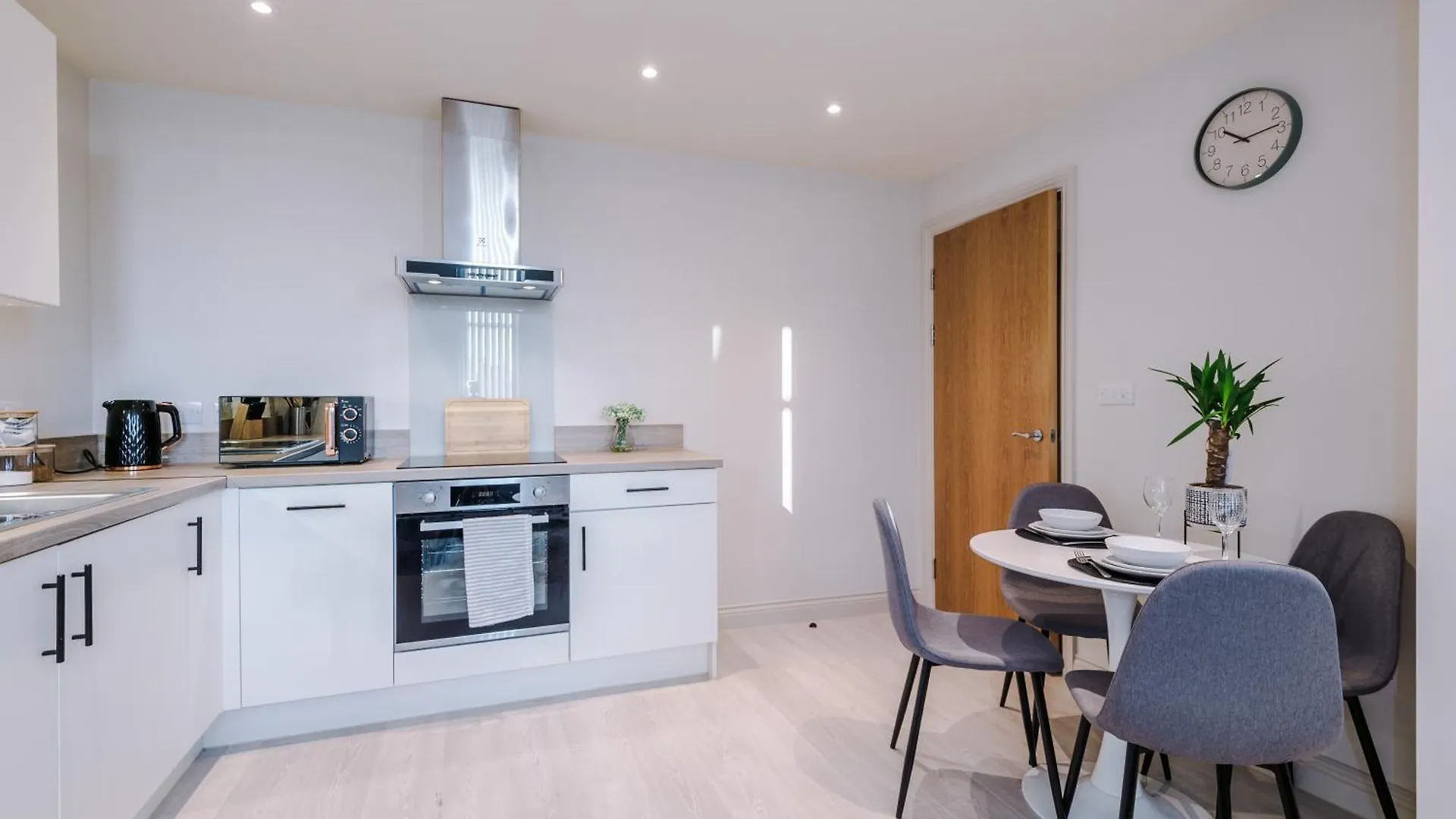 Apartment Business Stays - 1 Bed Leeds Flat With 2 Beds & Sofa Bed - 7 Night Min!
