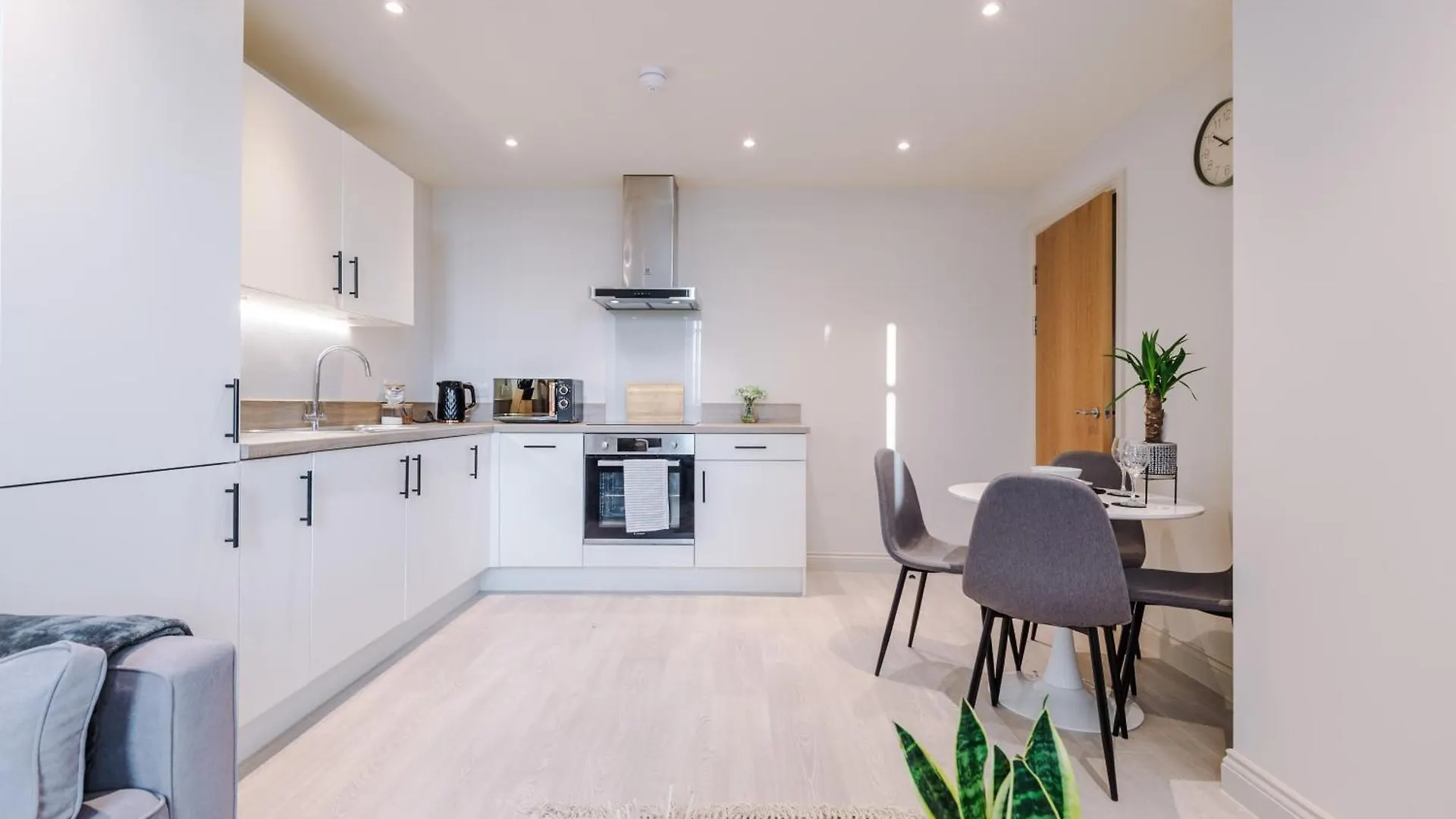 Business Stays - 1 Bed Leeds Flat With 2 Beds & Sofa Bed - 7 Night Min! 0*, Leeds (West Yorkshire)