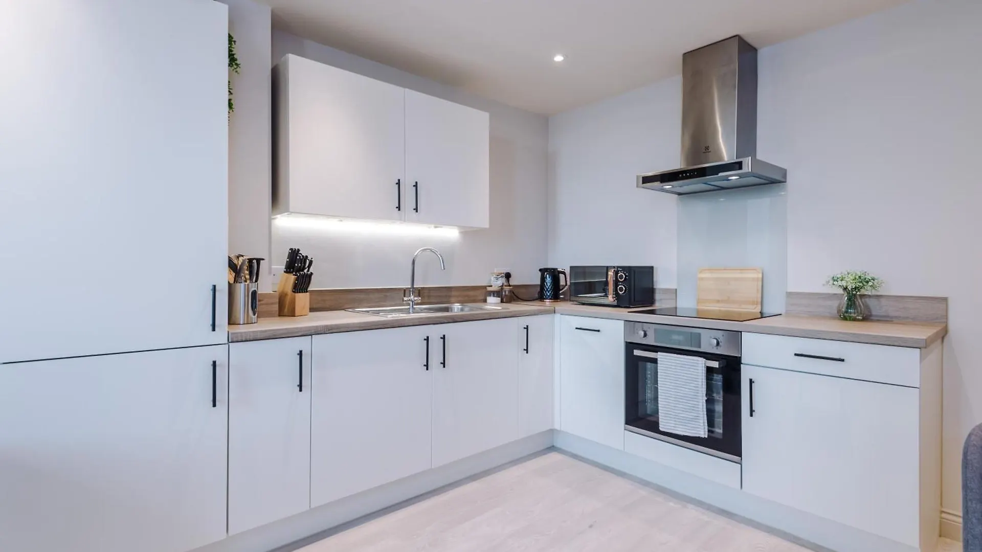 Business Stays - 1 Bed Leeds Flat With 2 Beds & Sofa Bed - 7 Night Min! United Kingdom