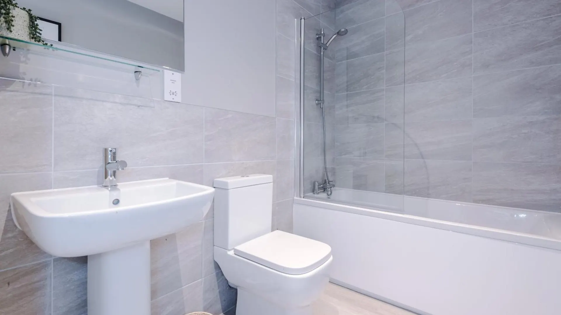 Business Stays - 1 Bed Leeds Flat With 2 Beds & Sofa Bed - 7 Night Min! Apartment