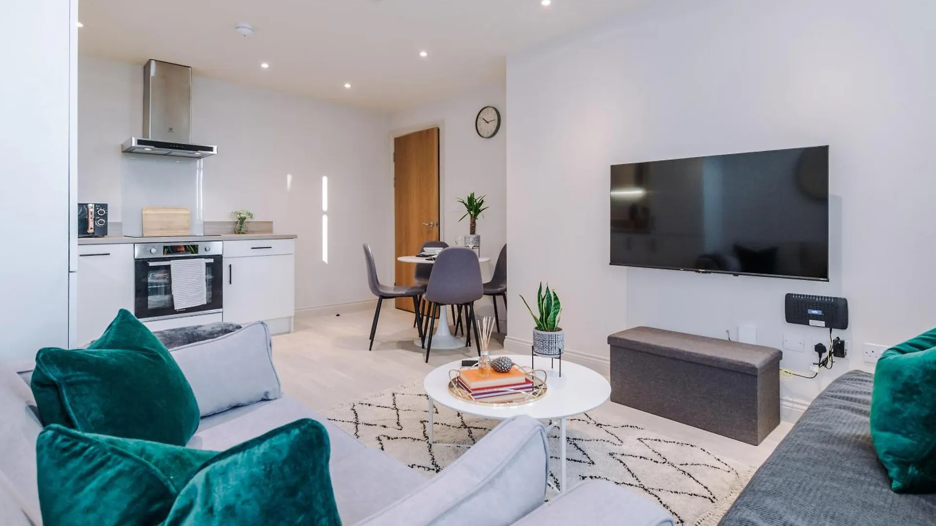 Business Stays - 1 Bed Leeds Flat With 2 Beds & Sofa Bed - 7 Night Min! Apartment